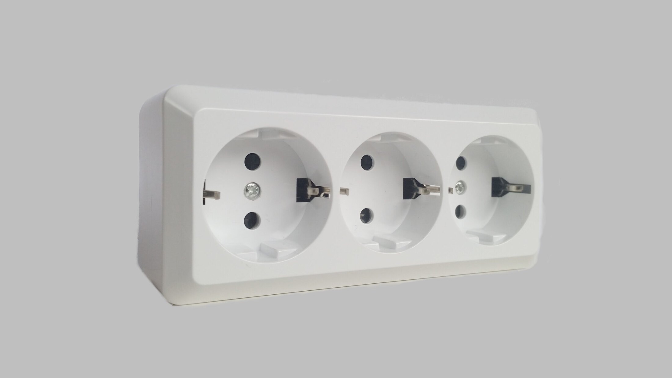 Surface-mounted triple socket ( grounded) Alba