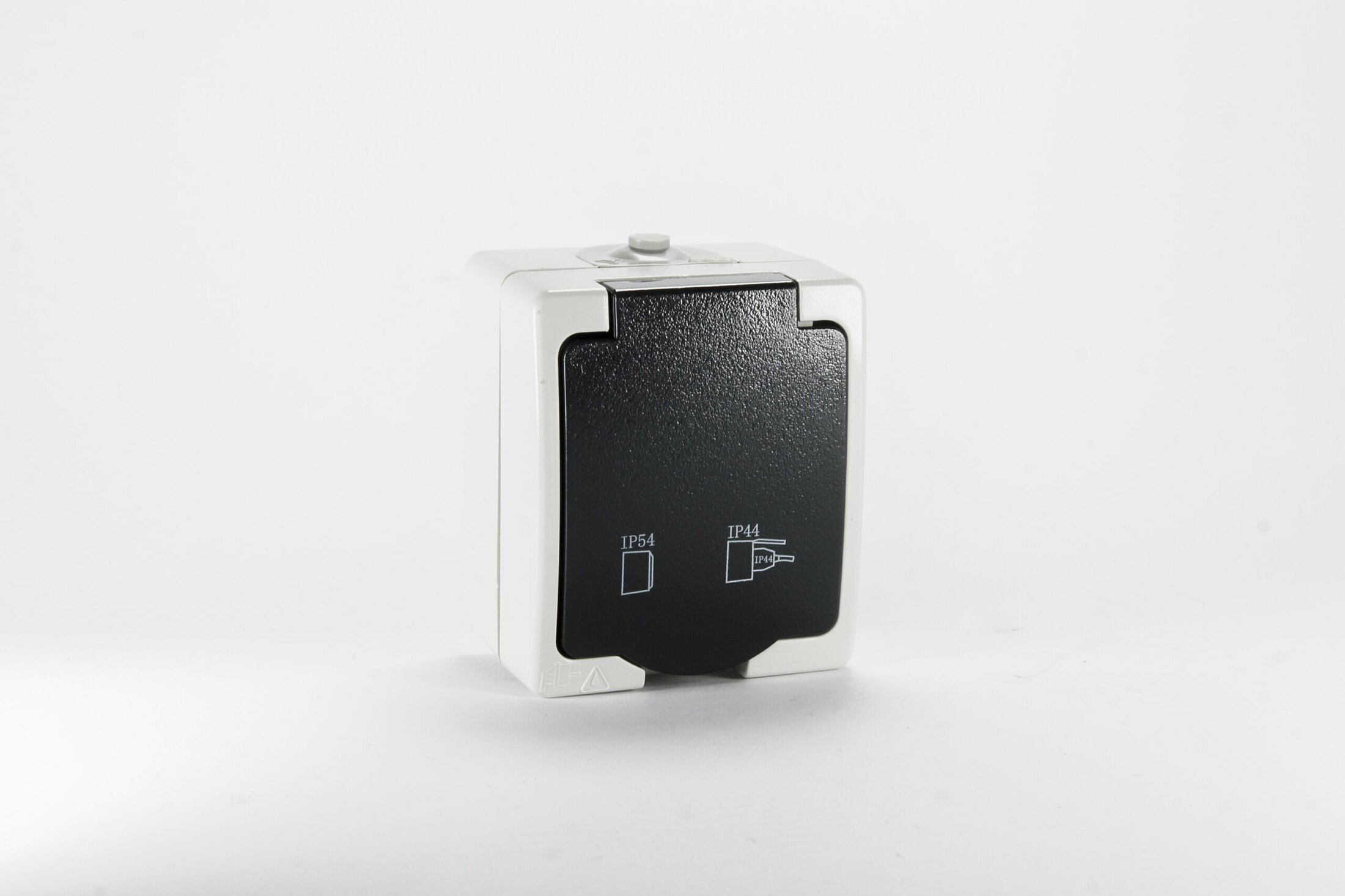 Surface single socket (grounded) Bela