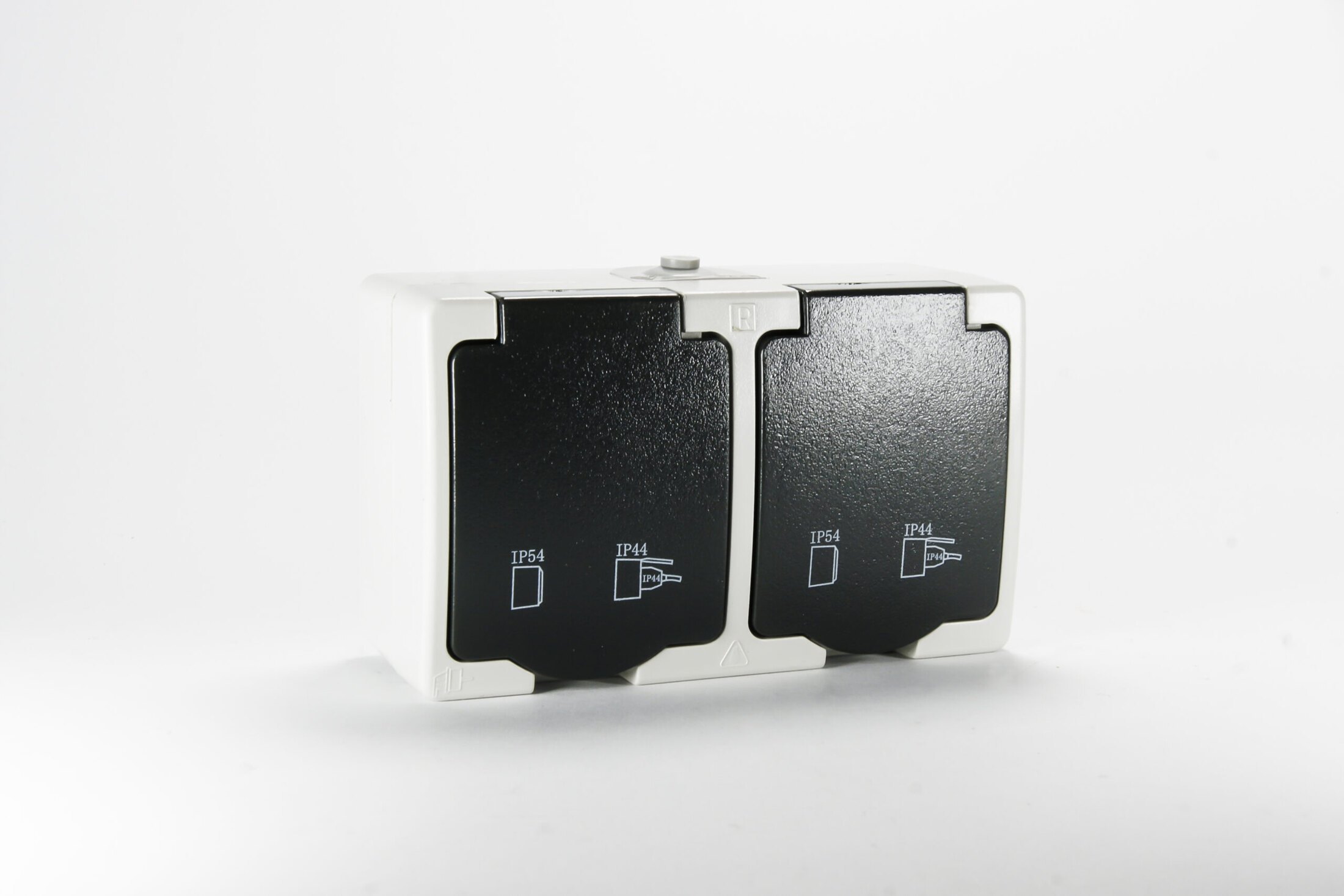 Surface-mounted double socket (grounded) Bela