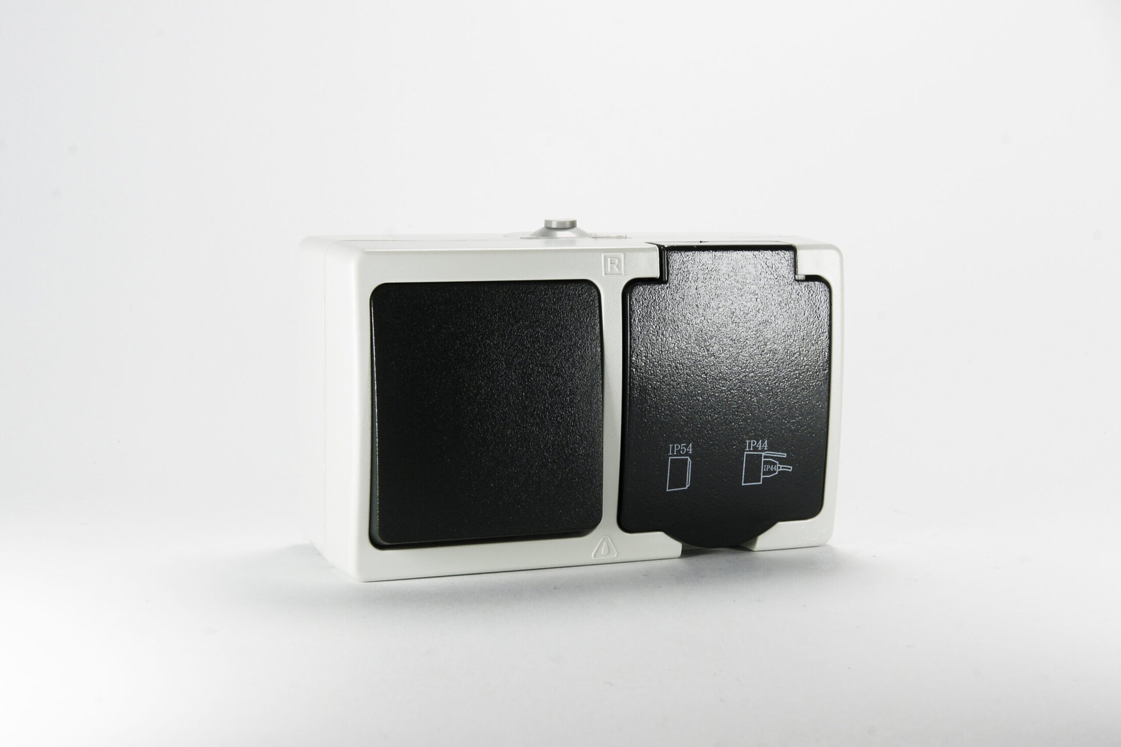 Surface Switch + Single socket Bela
